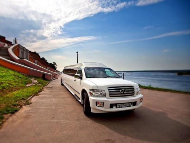 Лимузин INFINITI QX56 2005г. 18-местный