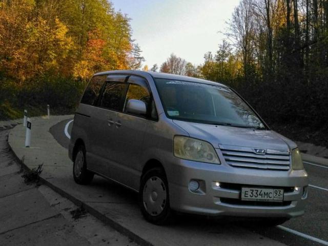 Минивэн TOYOTA NOAH 2003г. 7-местный